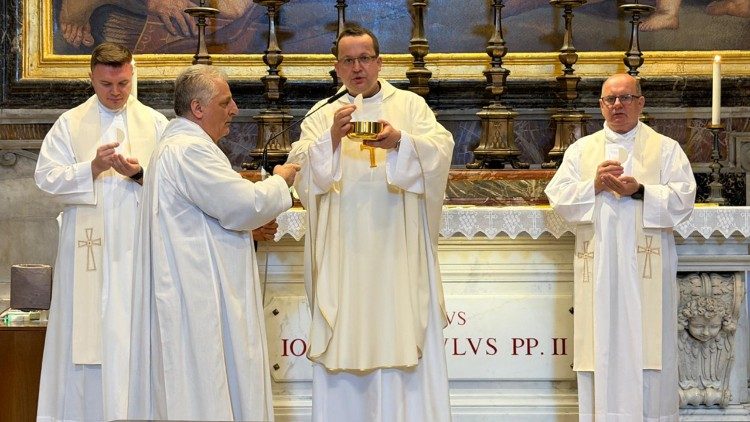 Msze św. przy grobie Papieża Polaka mają długą tradycję