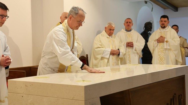 Nadbiskup Dražen Kutleša posvećuje župnu crkvu Sv. Josipa Radnika u Zagrebu - Gajnice (Foto: TUZGN)
