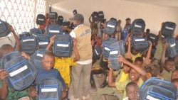 Distribution of school kits to 1,000 pupils of a primary school in Kousséri, Logone and Chari Department, Far North Region of Cameroon, under the project “Restoring Education and Promoting Environmental Resilience for Flood-Affected Communities in the Far North Cameroon.” (Courtesy of JRS)