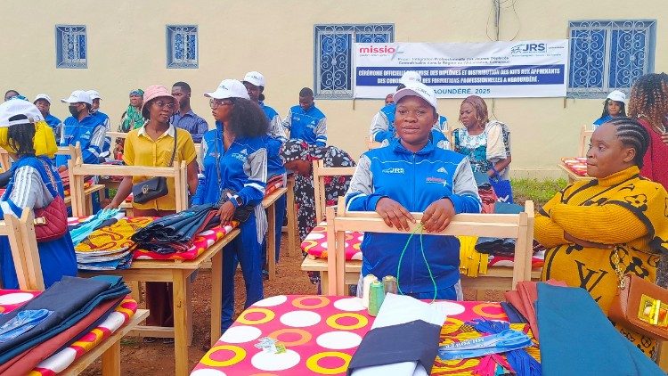 Graduation ceremony and distribution of start-up kits to young Central African displaced learners who completed professional tailoring training, under the project “Professional Integration of Young Central African Displaced Persons in the Adamawa Region, Cameroon.” Photo taken on 7 November 2025 at the Bishopric of Ngaound&eacute;r&eacute;, Cameroon (Courtesy of JRS)