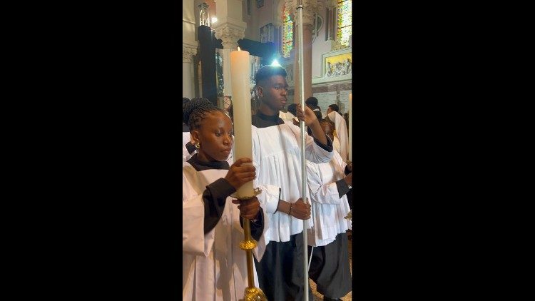 Alegria de servir &agrave; Missa presidida pelo Papa