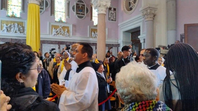 Missa em Annaba - P. Jean no papel de chefe de cerim&oacute;nia