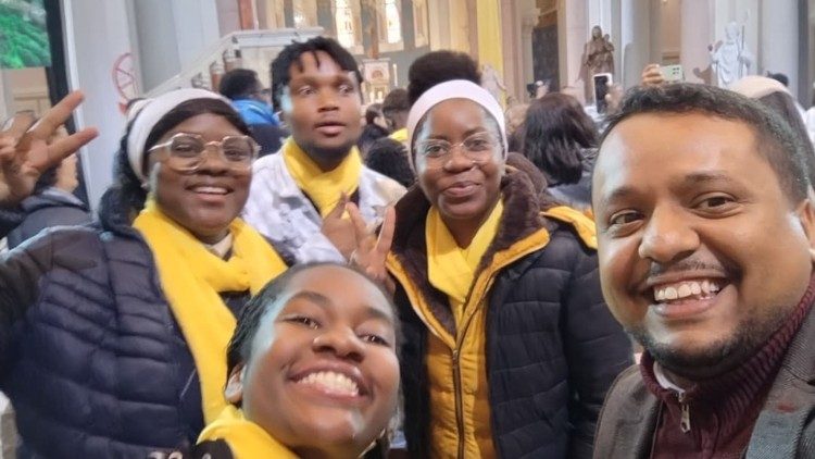 Jackson Santos (direita), com os jovens em Annaba