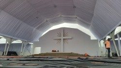 Падрыхтоўка палявога алтара для Імшы з Папам у Луандзе