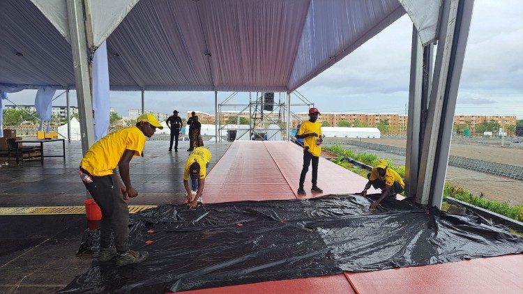 Prepara&ccedil;&otilde;es no Kilamba, onde haver&aacute; a Missa no domingo, 19-4-26