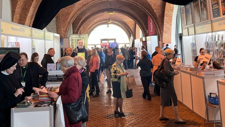 Tegoroczna edycja Targ&oacute;w Wydawc&oacute;w Katolickich gromadzi około stu wydawc&oacute;w z Polski i zagranicy