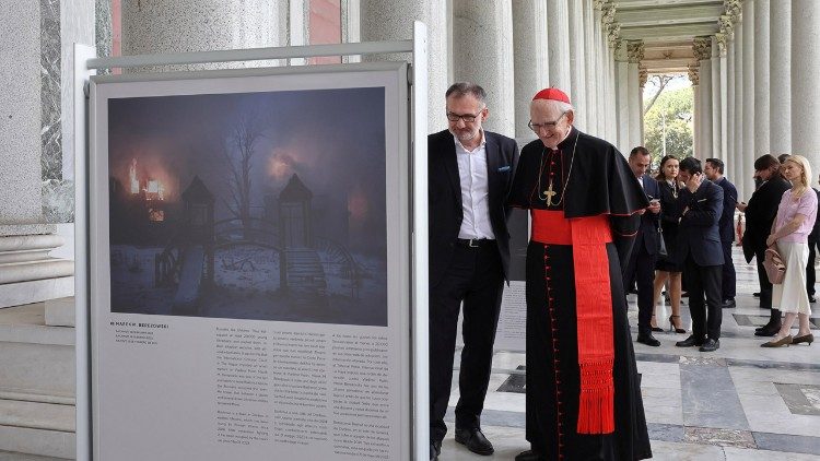 To 12 fotogram&oacute;w, kt&oacute;re są dziełami ośmiu polskich fotografik&oacute;w