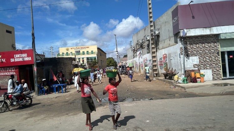 Ragazzi nelle periferie di Luanda