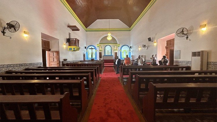 L'interno del santuario di Mamã Muxima 