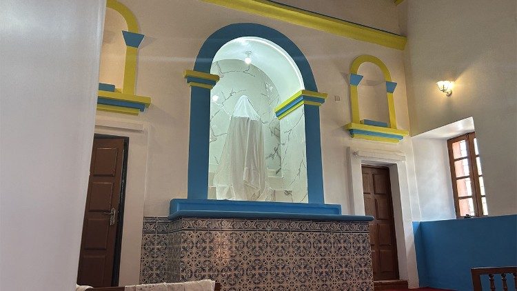 Nossa Senhora da Muxima coberta, aguardando a decora&ccedil;&atilde;o para a visita de Le&atilde;o XIV