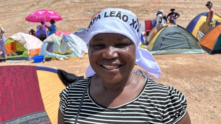 Una donna con una bandana che saluta Leone XIV