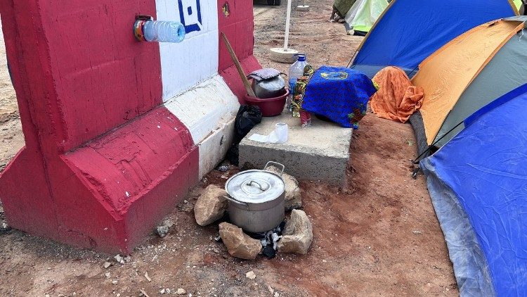 Un angola cottura fra le tende da campeggio dei pellegrini