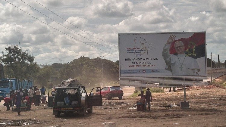 Un panneau annonçant la visite du Pape, près de Muxima.