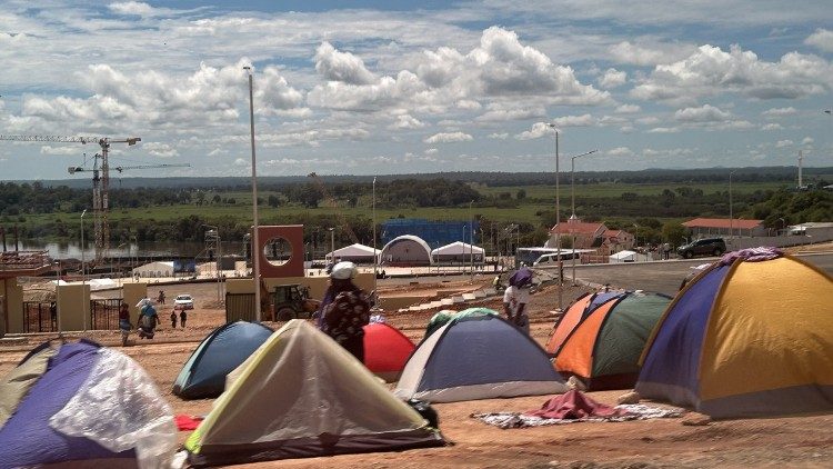 Le tende da campeggio dove i fedeli attendono l'arrivo del Papa