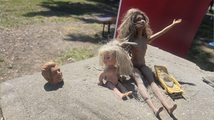 Bambole recuperate dal mare