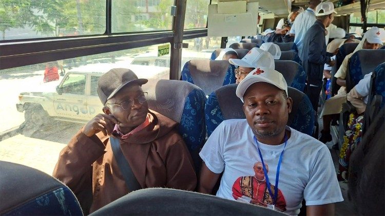 Fi&eacute;is peregrinos da Diocese de Ondjiva a caminho de Luanda