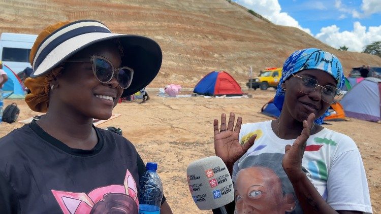 Duas jovens estudantes, peregrinas em Muxima