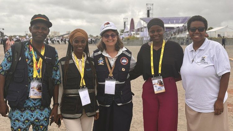 Suor Elisabete con i giovani impegnati nella organizzazione della visita del Papa a Luanda