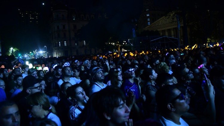 M&uacute;sica y oraci&oacute;n unieron a las familias para recordar al Papa argentino  
