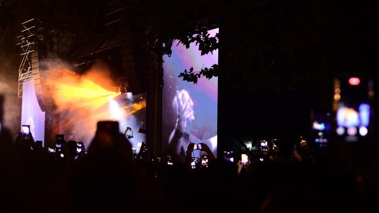 El padre Guilherme Peixoto -sacerdote y DJ- en el homenaje al Papa Farncisco