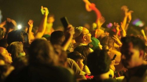 Argentinos recordam Papa Francisco com m&uacute;sica e ora&ccedil;&atilde;o