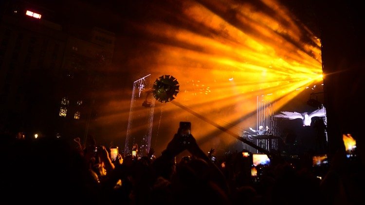 Luzes e m&uacute;sica em mem&oacute;ria do Pont&iacute;fice argentino falecido em 21 de abril de 2025.