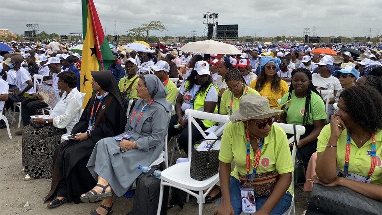 ಕಿಲಾಂಬಾದಲ್ಲಿ ಜಗದ್ಗುರುಗಳಿಗಾಗಿ ಕಾಯುತ್ತಿರುವ ಅಂಗೋಲಿಯನ್ನರು