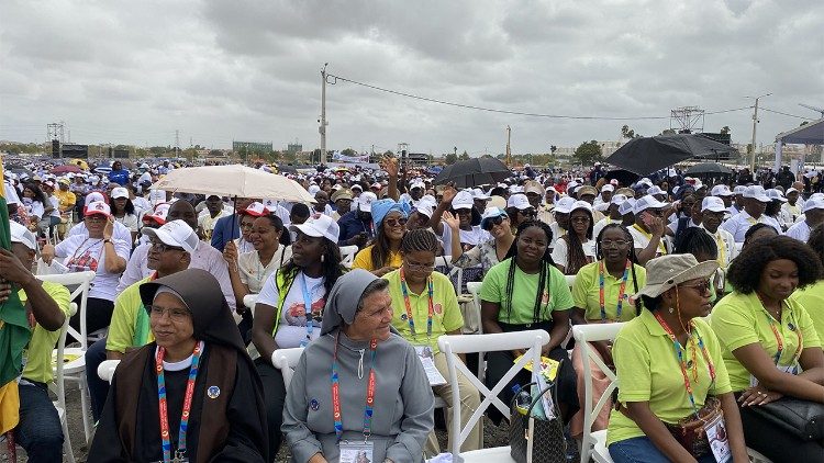 As duas religiosas de S&atilde;o Tom&eacute; e Principe na Missa no Kilamba