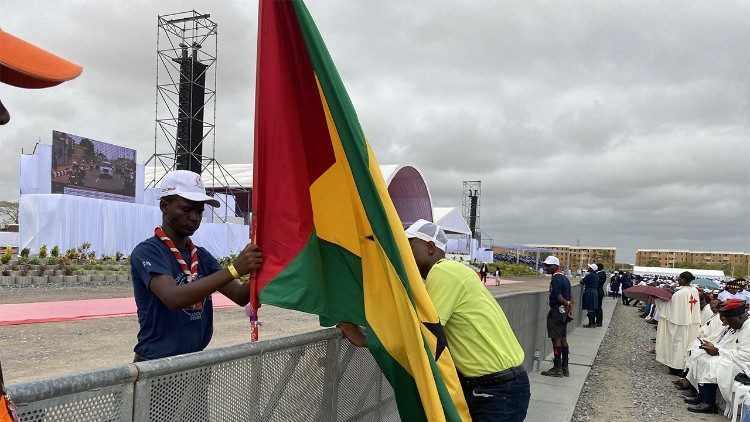 Fixando a Bandeira de S&atilde;o Tom&eacute; e Pr&iacute;ncipe, em Kilamba antes do in&iacute;cio da Missa do Papa