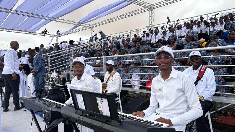 Luis Muxinda (right) on the keyboard at the papal Mass in Kilamba on 19 April