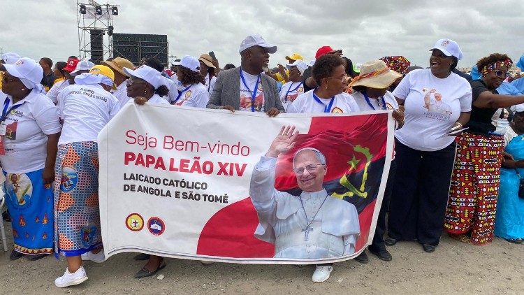 La joie des fid&egrave;les &agrave; Kilamba, avant la messe c&eacute;l&eacute;br&eacute;e par L&eacute;on XIV