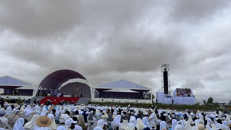 La spianata di Kilamba gremita di fedeli e, in fondo, la tenso-struttura dove il Papa ha presieduto la Messa. 