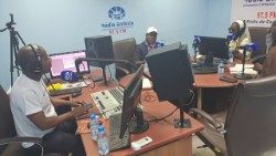 Une émission spéciale sur le voyage pontifical dans les studios de Radio Ecclesia à Luanda