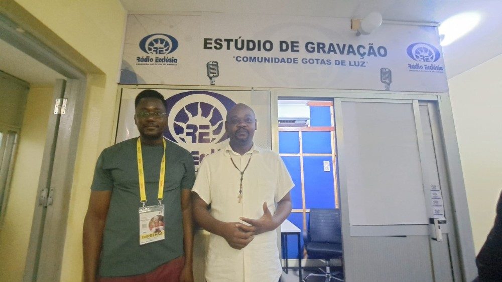 Les journalistes Pedro Timotio et Sionia Junior, devant un studio de la radio