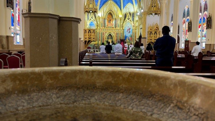 Fi&eacute;is na Catedral de Santa Isabel de Malabo