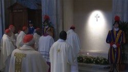 In preghiera sulla tomba di Papa Francesco a Santa Maria Maggiore
