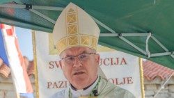 Biskup Ivan Štironja propovijeda na misi u Velom Ježenju (Foto: Nataša Ladavac)