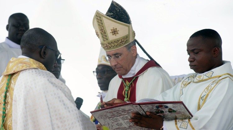 Le nonce apostolique consacrant le nouvel &eacute;v&ecirc;que