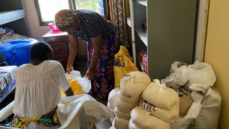 Pr&eacute;paration des colis par une novice et une amie de Sophie.