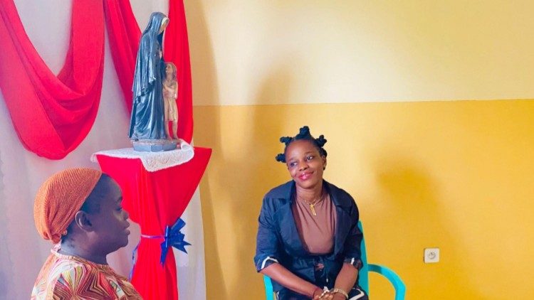 Sœur Marie-Pascaline avec madame Nouchka lors de la rencontre.