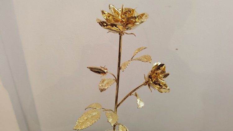 La rosa d'oro benedetta da Leone XIV
