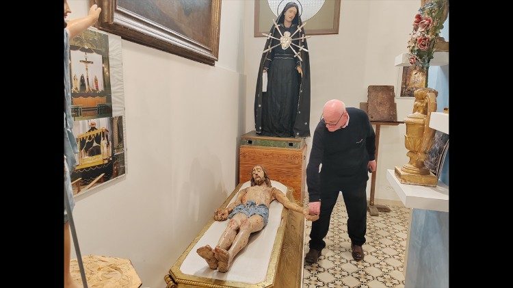 Mariano Mercuri mostra il Cristo Morto nel Museo dei Legni Processionali di Petriolo