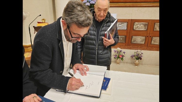 Fabio Sileoni firma una copia del volume - © Paolo Ondarza - Vatican News