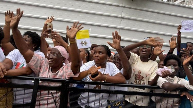 Milhares de fi&eacute;is saudaram a presen&ccedil;a do Papa como um momento de reflex&atilde;o nacional