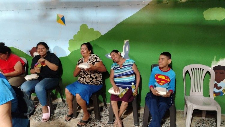 Familias que esperan ser atendidas en el hospital Bloom