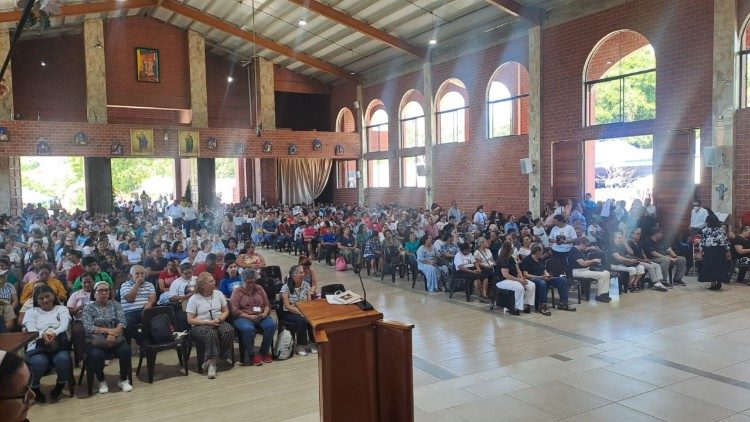 M&aacute;s de mil fieles participando en misa en el Santuario de la Misericordia en el d&iacute;a de su fiesta