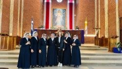 Un grupo de hermanas Siervas de la Misericordia de Dios, Madre Reina Angélica  es la cuarta de izquierda a la derecha