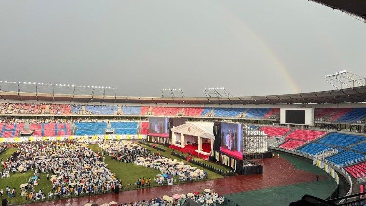 L'arcobaleno allo stadio di Bata