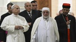 Popiežius Leonas Alžyro didžiojoje mečetėje. Jį lydi mečetės rektorius M. Mamounas Al Qasimi ir kardinolas G. Koovakadas