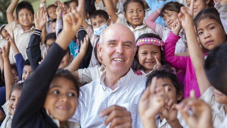El Padre Larrosa con los chicos en Honduras a quienes ha ayudado